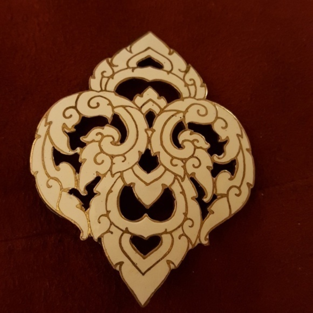 VINTAGE 1940's ‎ Marked SIAM WHITE ENAMEL  GOLD BROOCH